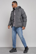 Оптом Куртка спортивная болоньевая мужская зимняя с капюшоном серого цвета 3111Sr в Ульяновске, фото 2