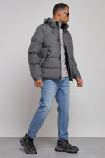 Оптом Куртка спортивная болоньевая мужская зимняя с капюшоном серого цвета 3111Sr в  Красноярске, фото 3