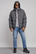 Оптом Куртка спортивная болоньевая мужская зимняя с капюшоном серого цвета 3111Sr в Казани, фото 5