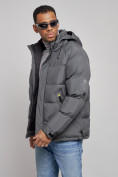 Оптом Куртка спортивная болоньевая мужская зимняя с капюшоном серого цвета 3111Sr в Омске, фото 8