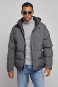 Оптом Куртка спортивная болоньевая мужская зимняя с капюшоном серого цвета 3111Sr в Перми, фото 9