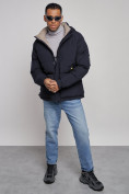 Оптом Куртка спортивная болоньевая мужская зимняя с капюшоном темно-синего цвета 3111TS в Екатеринбурге, фото 10