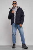 Оптом Куртка спортивная болоньевая мужская зимняя с капюшоном темно-синего цвета 3111TS в Екатеринбурге, фото 11