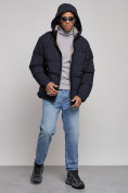 Оптом Куртка спортивная болоньевая мужская зимняя с капюшоном темно-синего цвета 3111TS в Екатеринбурге, фото 5