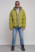 Оптом Куртка спортивная болоньевая мужская зимняя с капюшоном зеленого цвета 3111Z в Новосибирске