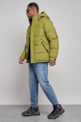 Оптом Куртка спортивная болоньевая мужская зимняя с капюшоном зеленого цвета 3111Z в Волгоградке, фото 2