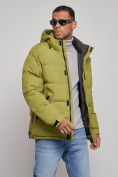 Оптом Куртка спортивная болоньевая мужская зимняя с капюшоном зеленого цвета 3111Z в Волгоградке, фото 8