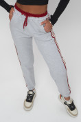Оптом Джоггеры спортивные трикотажные женские серого цвета 311Sr в Казани, фото 15