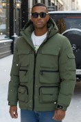 Оптом Куртка спортивная мужская зимняя с капюшоном зеленого цвета 3222Z