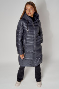 Оптом Пальто утепленное с капюшоном зимнее женское  темно-серого цвета 442116TC в Екатеринбурге, фото 4