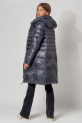Оптом Пальто утепленное с капюшоном зимнее женское  темно-серого цвета 442116TC в Екатеринбурге, фото 9