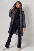 Оптом Пальто утепленное с капюшоном зимнее женское  темно-серого цвета 442116TC в Екатеринбурге, фото 10