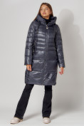Оптом Пальто утепленное с капюшоном зимнее женское  темно-серого цвета 442116TC в Екатеринбурге