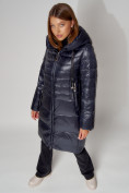 Оптом Пальто утепленное с капюшоном зимнее женское  темно-синего цвета 442116TS в Казани