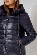 Оптом Пальто утепленное с капюшоном зимнее женское  темно-синего цвета 442116TS, фото 13