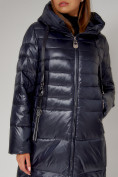 Оптом Пальто утепленное с капюшоном зимнее женское  темно-синего цвета 442116TS, фото 14