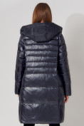 Оптом Пальто утепленное с капюшоном зимнее женское  темно-синего цвета 442116TS, фото 15