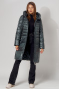 Оптом Пальто утепленное с капюшоном зимнее женское  темно-зеленого цвета 442116TZ