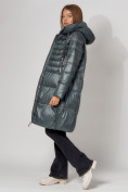 Оптом Пальто утепленное с капюшоном зимнее женское  темно-зеленого цвета 442116TZ в Екатеринбурге, фото 2