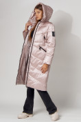 Оптом Пальто утепленное зимнее женское  розового цвета 442152R в Казани, фото 14