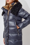 Оптом Пальто утепленное с капюшоном зимнее женское  темно-синего цвета 442181TS в Казани, фото 9