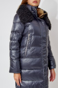Оптом Пальто утепленное с капюшоном зимнее женское  темно-синего цвета 442181TS в Казани, фото 10