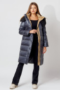 Оптом Пальто утепленное с капюшоном зимнее женское  темно-синего цвета 442181TS в Казани, фото 3