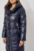 Оптом Пальто утепленное с капюшоном зимнее женское  темно-синего цвета 442185TS в Казани, фото 13