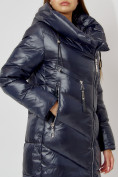 Оптом Пальто утепленное с капюшоном зимнее женское  темно-синего цвета 442185TS в Казани, фото 14