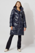 Оптом Пальто утепленное с капюшоном зимнее женское  темно-синего цвета 442185TS в Екатеринбурге