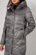 Оптом Пальто утепленное с капюшоном зимнее женское  серого цвета 442186Sr в Екатеринбурге, фото 14