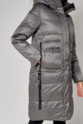 Оптом Пальто утепленное с капюшоном зимнее женское  серого цвета 442186Sr в Казани, фото 15