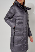 Оптом Пальто утепленное с капюшоном зимнее женское  темно-серого цвета 442186TC в Екатеринбурге, фото 14