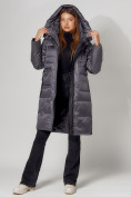 Оптом Пальто утепленное с капюшоном зимнее женское  темно-серого цвета 442186TC