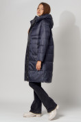 Оптом Пальто утепленное с капюшоном зимнее женское  темно-синего цвета 442186TS в Екатеринбурге, фото 2