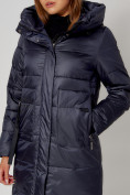 Оптом Пальто утепленное с капюшоном зимнее женское  темно-синего цвета 442186TS в Екатеринбурге, фото 13