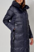 Оптом Пальто утепленное с капюшоном зимнее женское  темно-синего цвета 442186TS в Екатеринбурге, фото 15