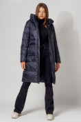 Оптом Пальто утепленное с капюшоном зимнее женское  темно-синего цвета 442186TS в Екатеринбурге