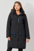 Оптом Пальто утепленное с капюшоном зимнее женское  черного цвета 442187Ch в Екатеринбурге