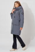 Оптом Пальто утепленное с капюшоном зимнее женское  серого цвета 442187Sr в Екатеринбурге, фото 2