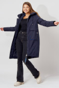 Оптом Пальто утепленное с капюшоном зимнее женское  темно-синего цвета 442187TS в Екатеринбурге
