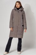 Оптом Пальто утепленное с капюшоном зимние женское  коричневого цвета 442189K в Казани