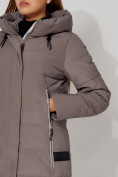 Оптом Пальто утепленное с капюшоном зимние женское  коричневого цвета 442189K в Казани, фото 6