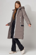 Оптом Пальто утепленное с капюшоном зимние женское  коричневого цвета 442189K в Казани, фото 9