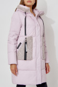 Оптом Пальто утепленное с капюшоном зимнее женское  розового цвета 442197R в Казани, фото 12