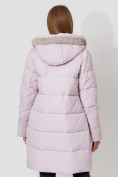 Оптом Пальто утепленное с капюшоном зимнее женское  розового цвета 442197R в Казани, фото 14