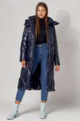Оптом Пальто утепленное стеганое зимнее женское  темно-синего цвета 448601TS в Казани, фото 2
