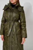 Оптом Пальто утепленное стеганое зимнее женское  темно-зеленого цвета 448601TZ в Казани, фото 16