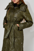 Оптом Пальто утепленное стеганое зимнее женское  темно-зеленого цвета 448601TZ в Екатеринбурге, фото 18