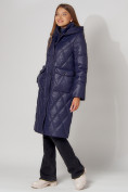 Оптом Пальто утепленное стеганое зимнее женское  темно-синего цвета 448602TS в Казани, фото 3